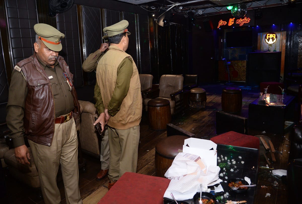 restaurant near Subhash intersection the students of the medical college raged on the beating of the fellow