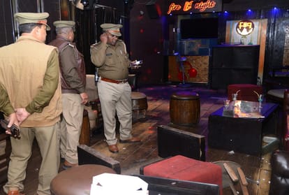 restaurant near Subhash intersection the students of the medical college raged on the beating of the fellow