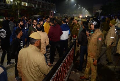 restaurant near Subhash intersection the students of the medical college raged on the beating of the fellow