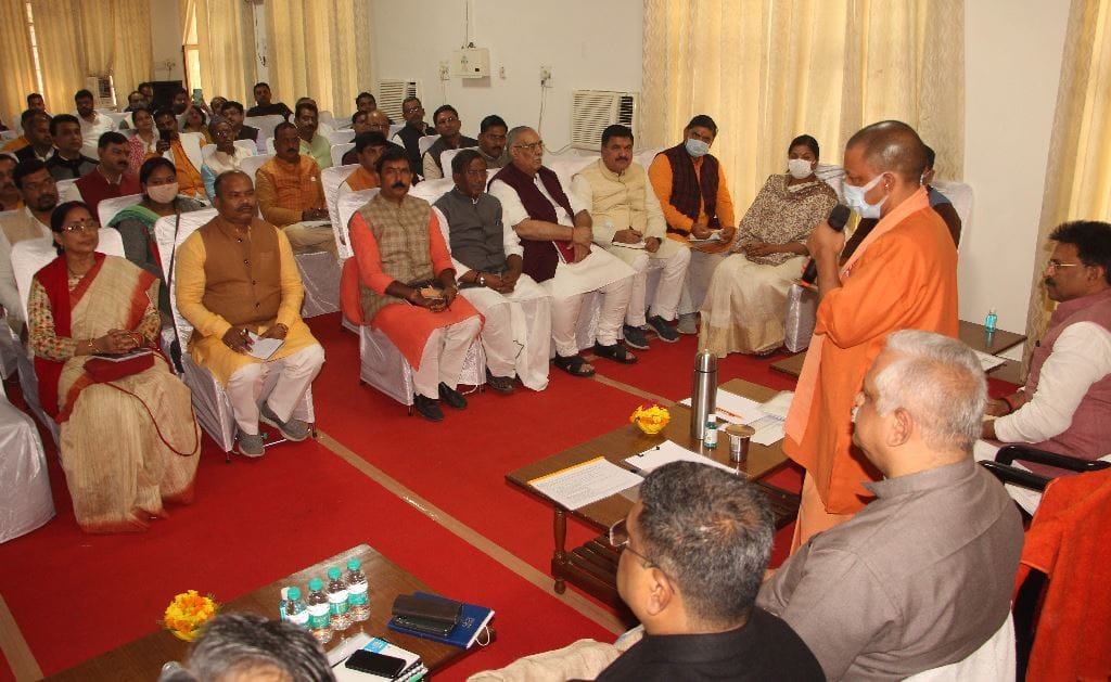 CM Yogi visit varanasi said Send message of Kashi Vishwanath corridor inauguration  to whole world
