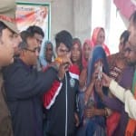 मैनपुरी: अनशन खत्म कराते अधिकारी