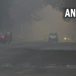 दिल्ली के लोधी रोड पर सोमवार सुबह धुंध के बीच गुजरते वाहन