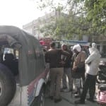 कार्रवाई करती पुलिस टीम।