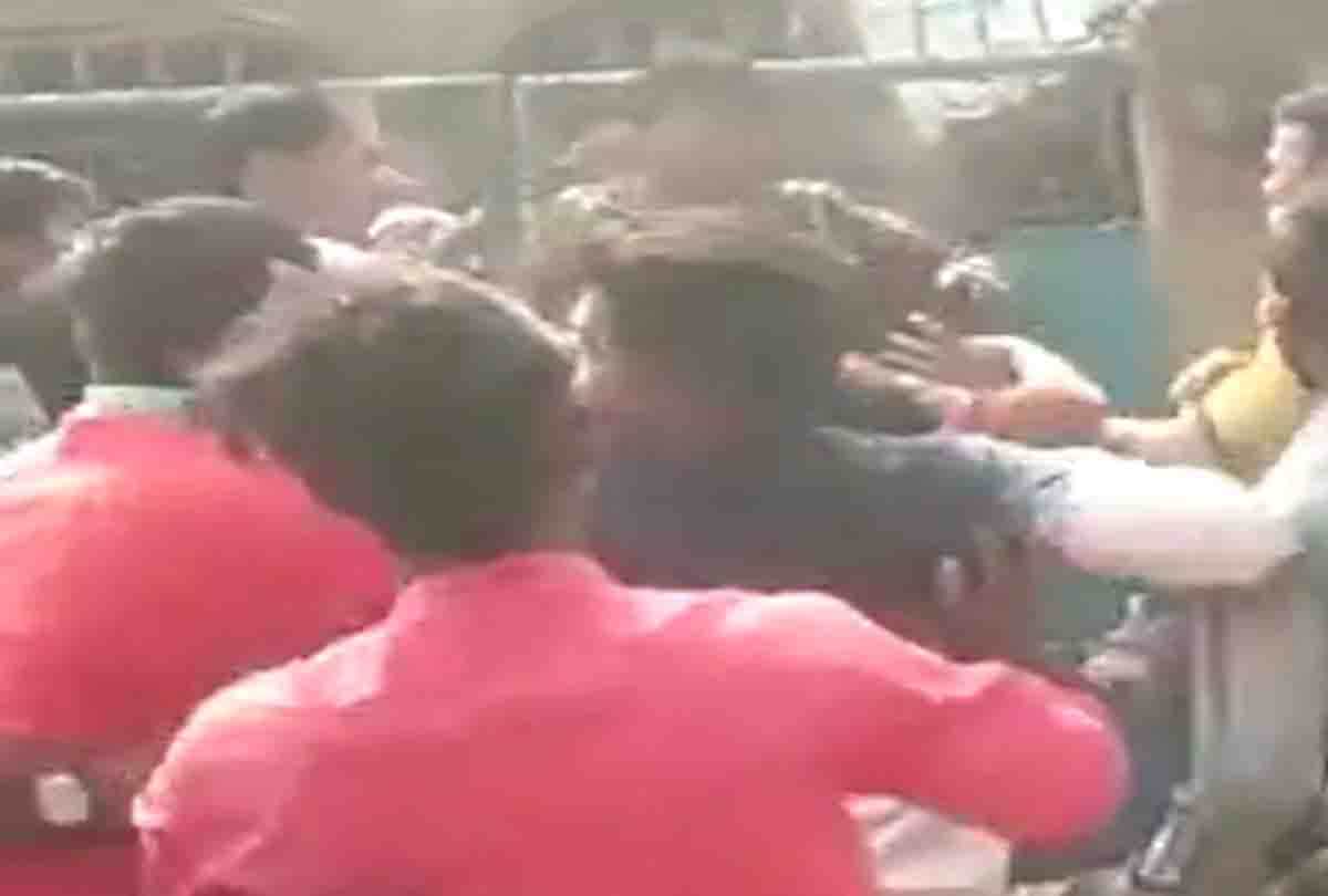 आक्रोशित भीड़ ने आरोपी को पीटा