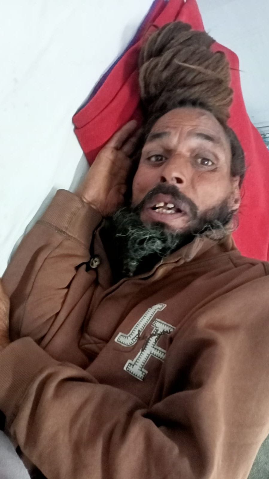 Amru band priest attacked, looted five thousand rupees