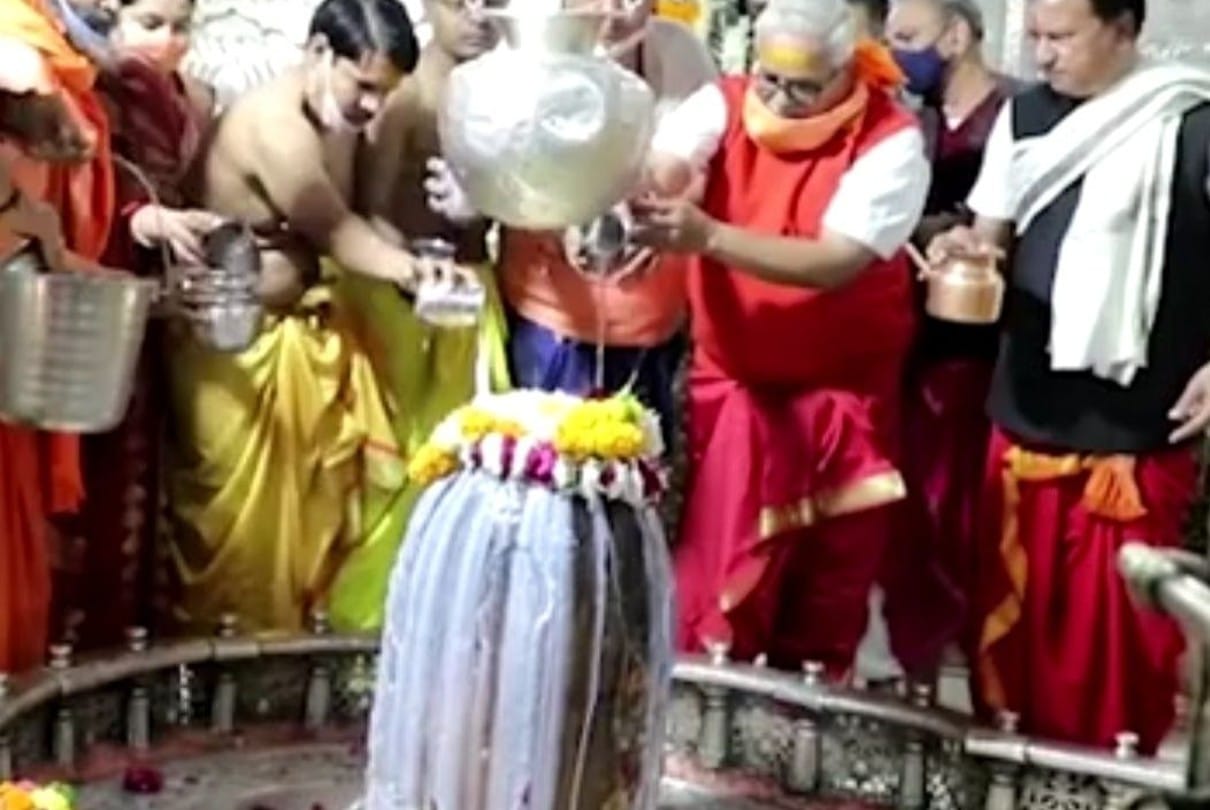 Ujjain: After about 20 months, entry into the sanctum sanctorum of Mahakaleshwar temple started, it is necessary to get the receipt cut... it is mandatory for men to wear dhoti-sola and women