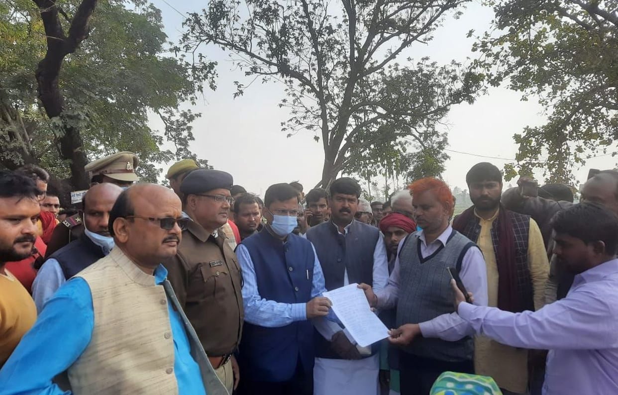 Villagers jammed for three hours by keeping the dead body