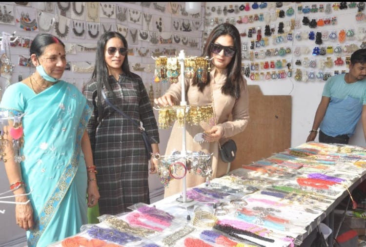 hand made artificial jewelery became the center of attraction in the International Gita Festival