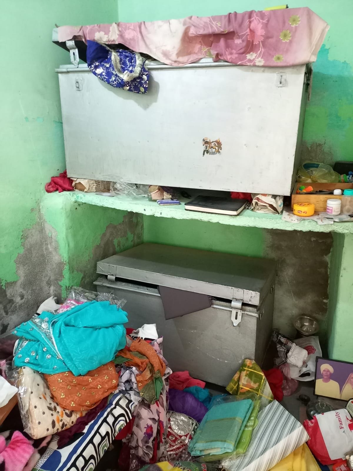 Thieves entered three houses, stole jewelery and cash worth lakhs in two