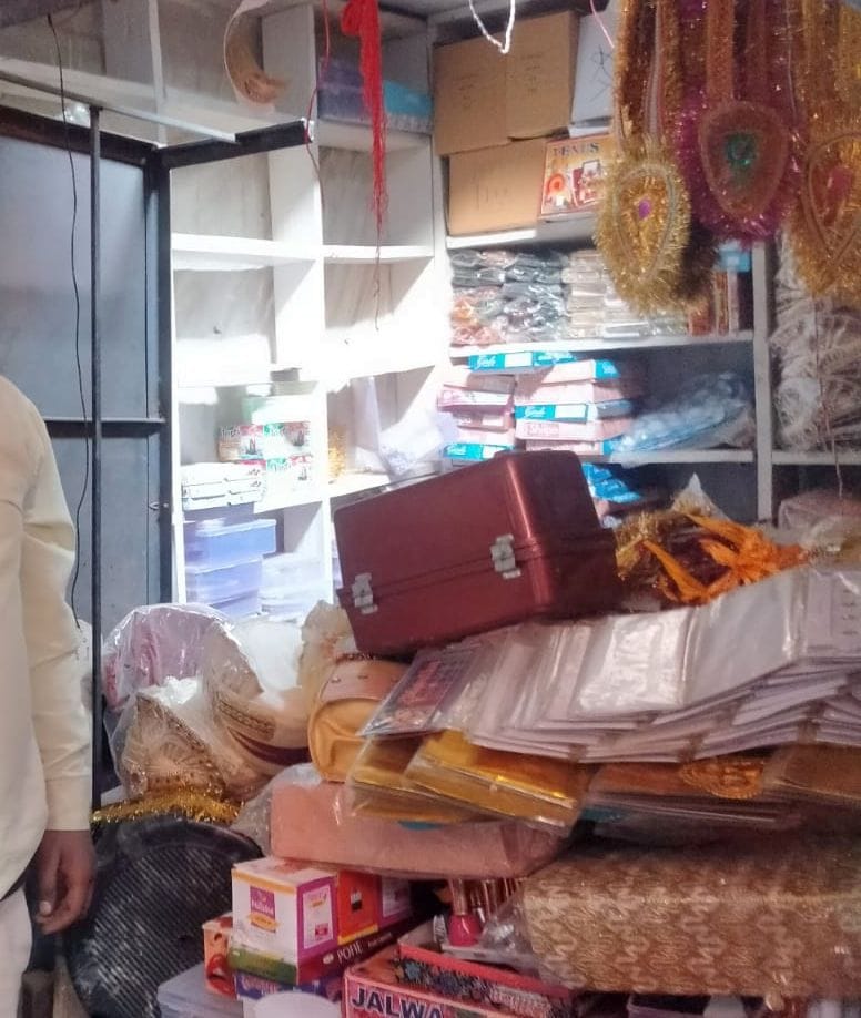 cash and goods theft from cosmetic shop