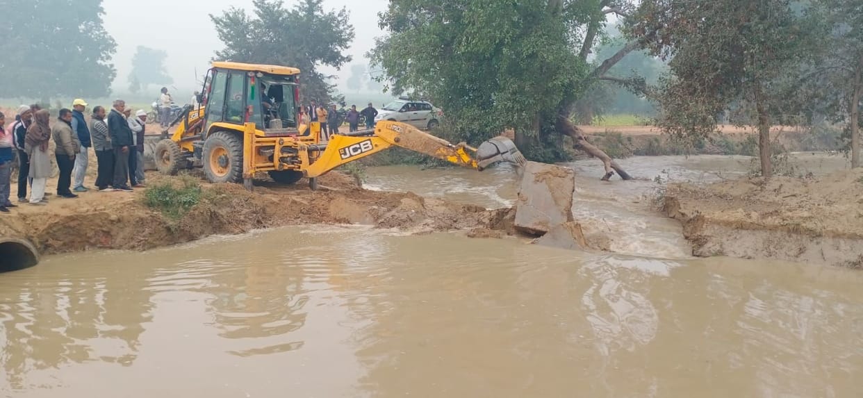 Hathras: Due to the sudden release of water, the tracks of Rajbhe were cut, hundreds of bighas of crops were submerged