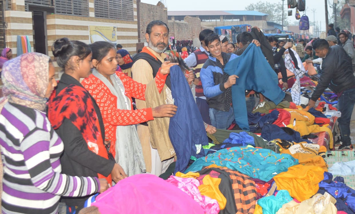 Hathras: flouting of corona rules flying in Sunday market