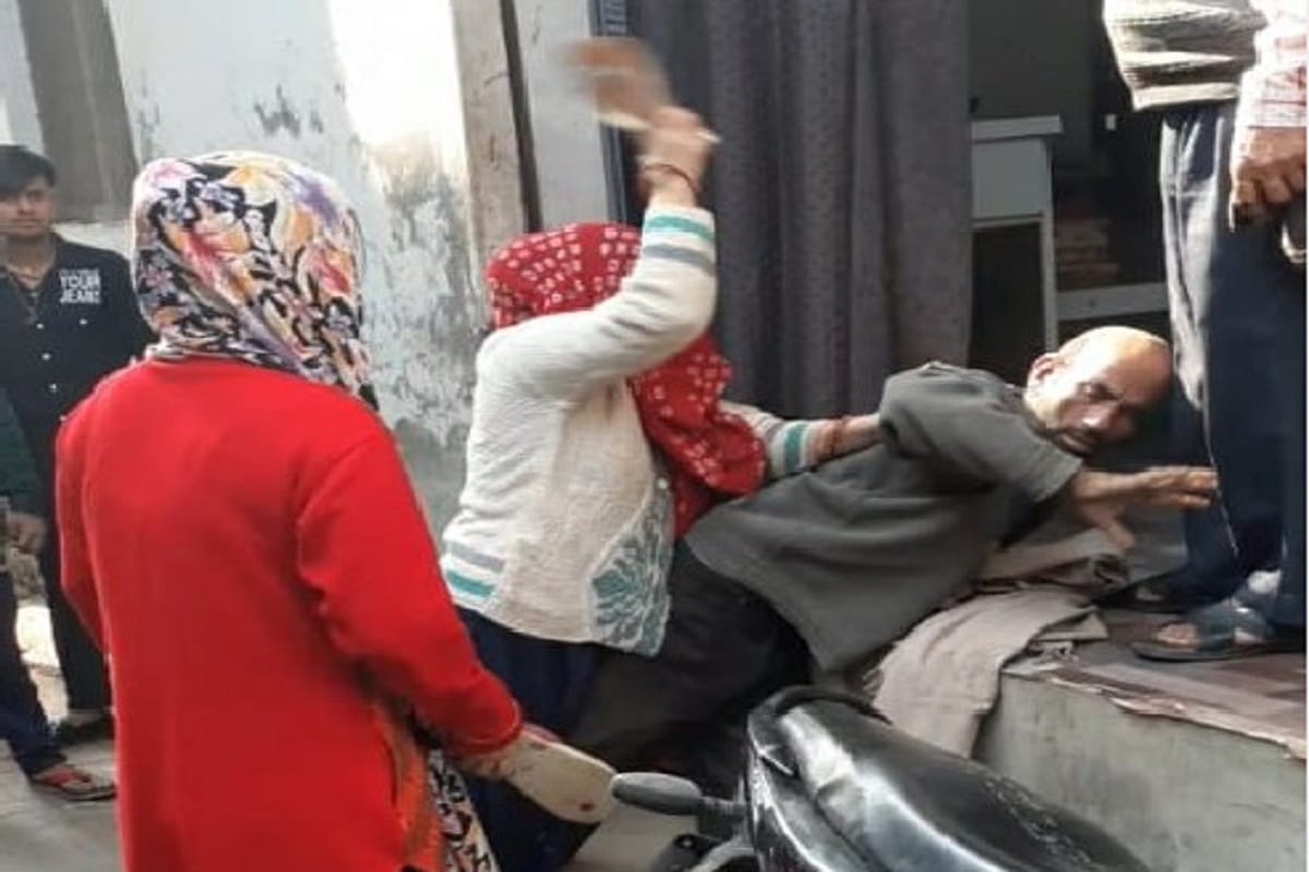 UP News: Two women beat their jeth with slippers in Baghpat city and see photos