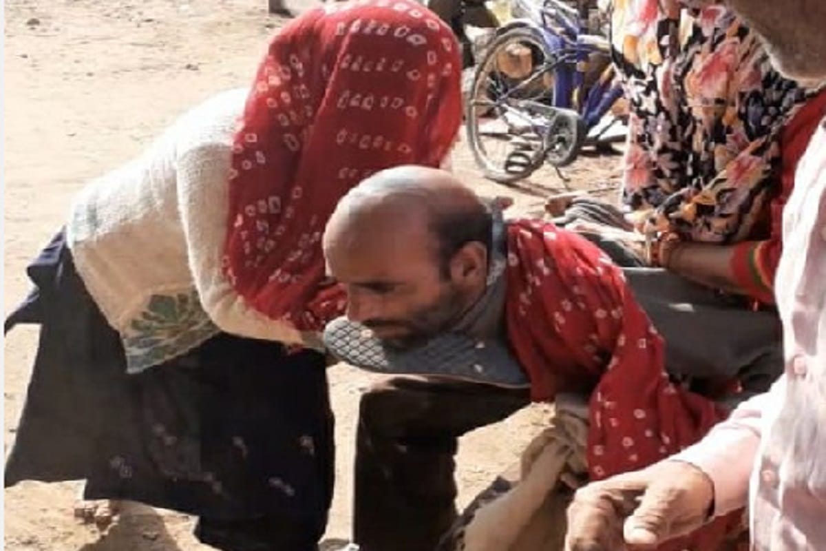 UP News: Two women beat their jeth with slippers in Baghpat city and see photos