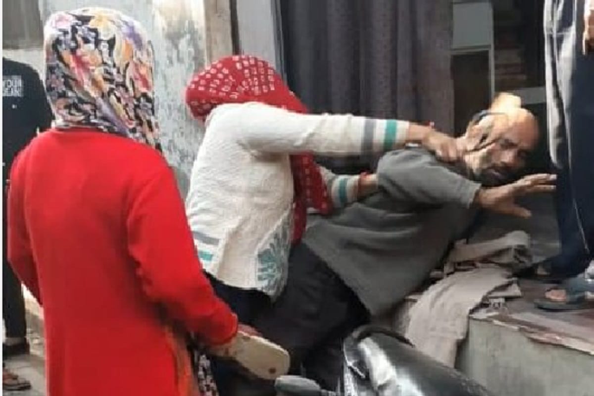 UP News: Two women beat their jeth with slippers in Baghpat city and see photos