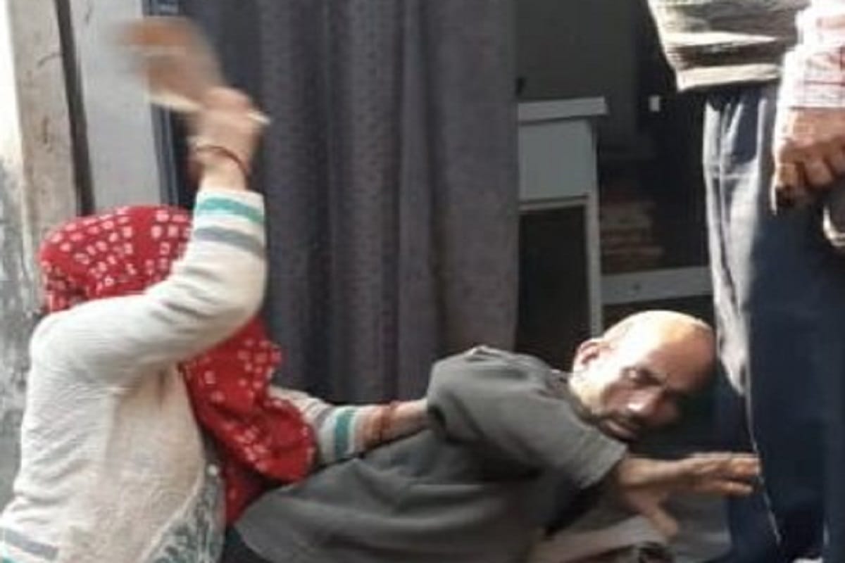 UP News: Two women beat their jeth with slippers in Baghpat city and see photos