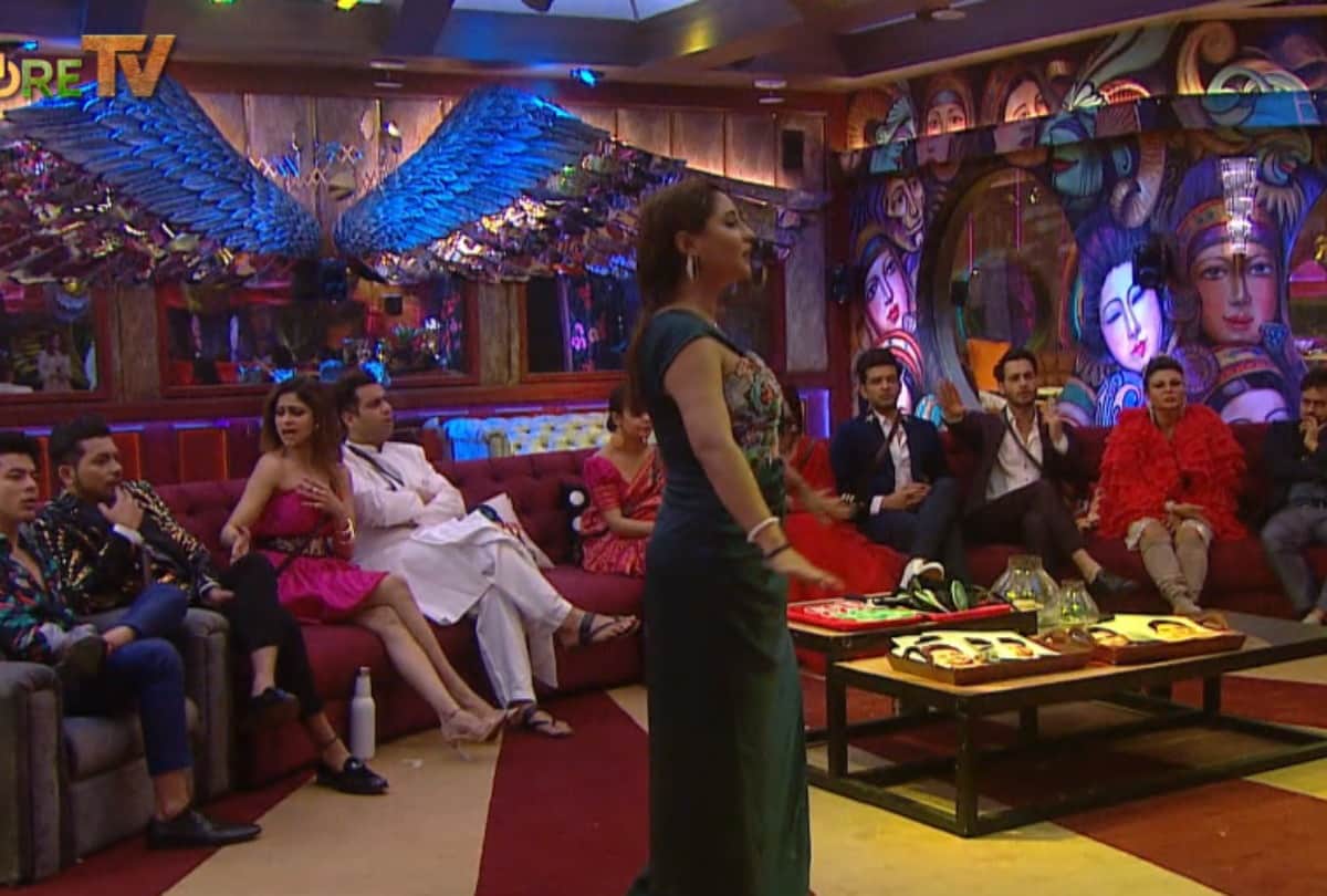 bigg boss 15 salman khan gets angry on shamita shetty rashami desai and other people behavior infront of raveena tandon