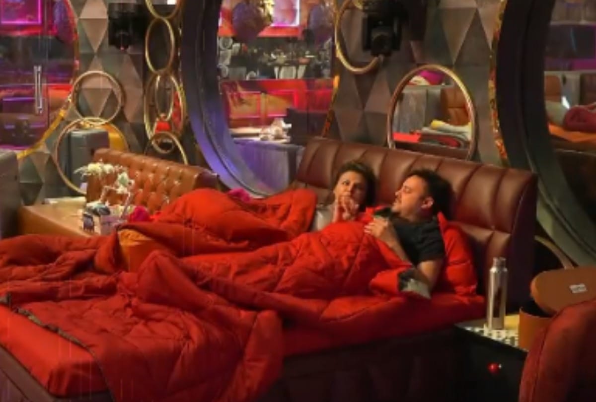 Rakhi Sawant attacks Abhijit for calling Ritesh bhaade ka pati throws chair  Watch