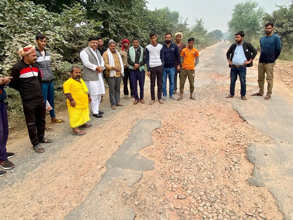Hathras: Angry villagers surrounded the BJP leader due to the condition of the road