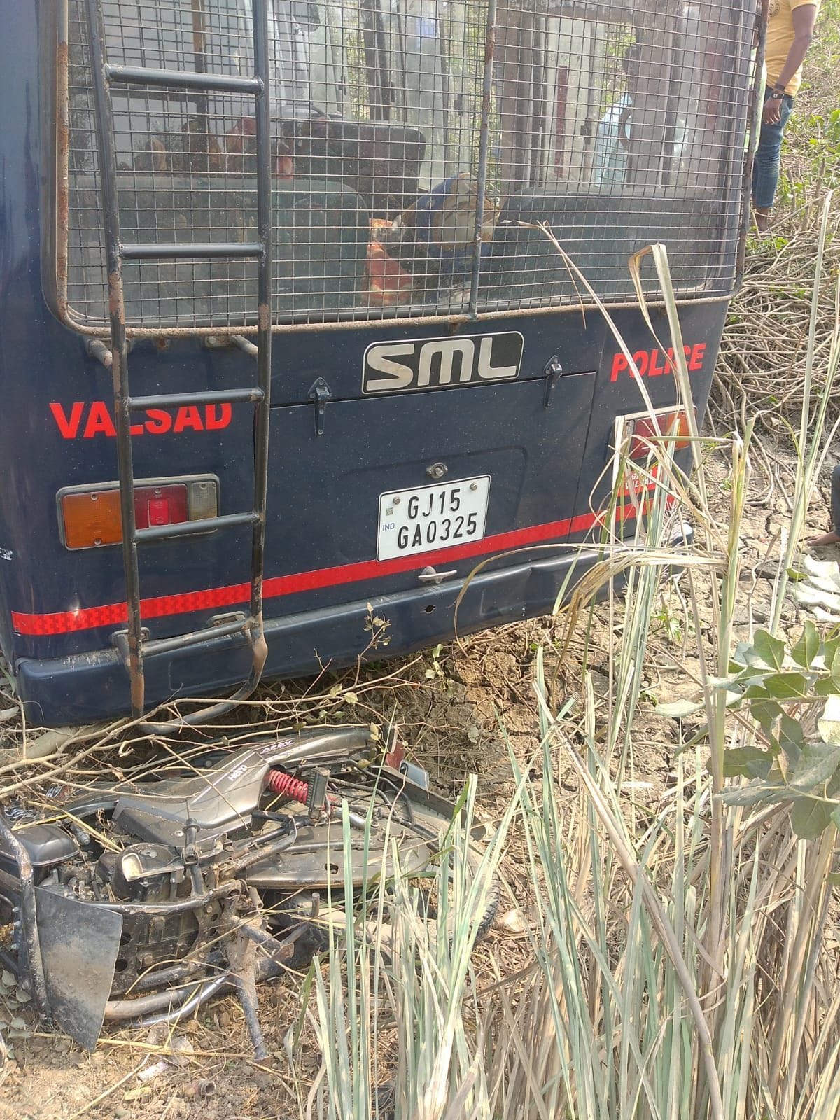 Car collided with a truck parked on the road, five injured
