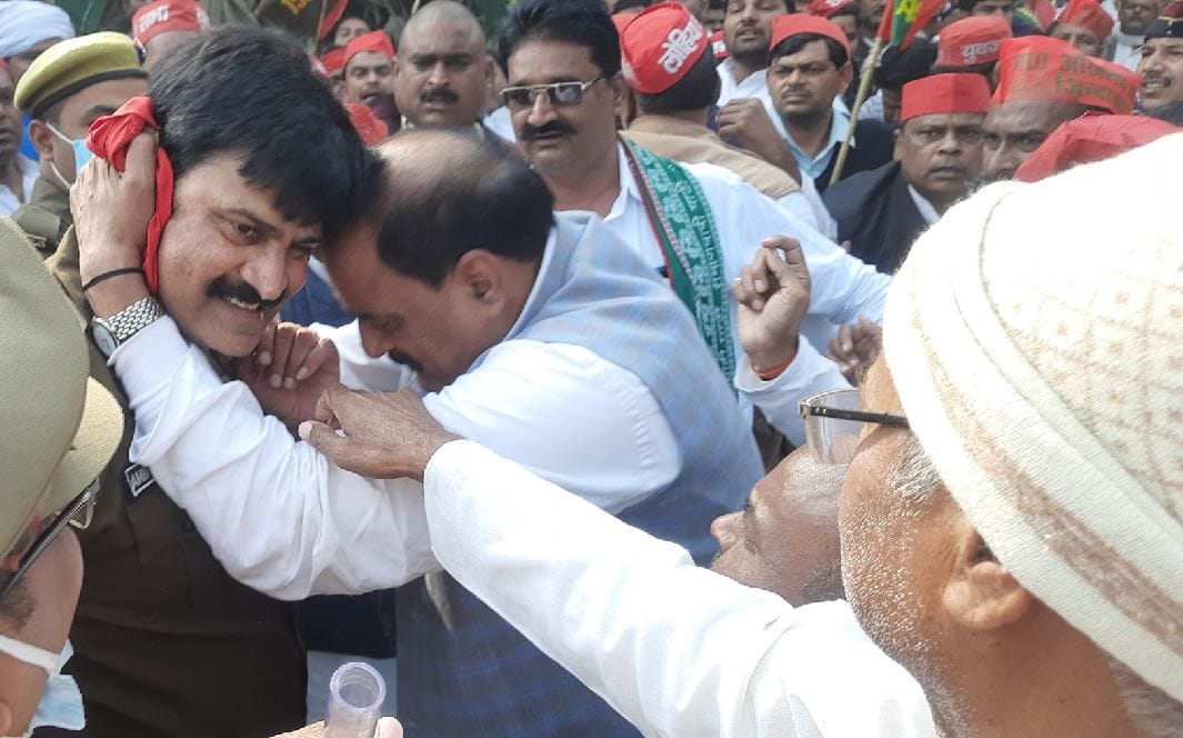 Scuffle between samajwadi party workers and police in chandaili case filed against 150 unidentified including Sakaldiha MLA prbhu narayan yadav