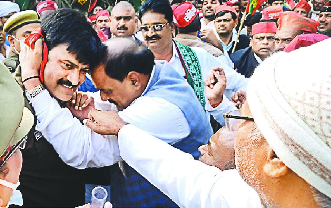 SP district general secretary escaped from the grip of chandauli police
