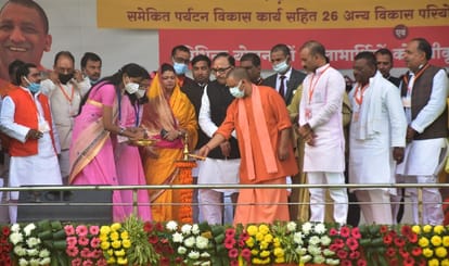 CM Yogi rally in chandauli attacked  opposition said  25 crore people of uttar pradesh are my family