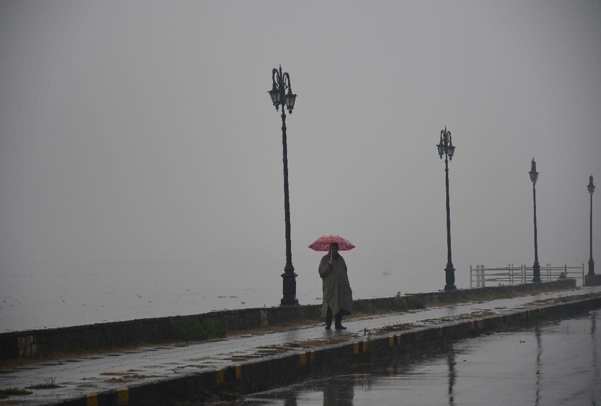 Snowfall in Kashmir, the peaks of Gulmarg-Sonamarg and Pir Panjal blossomed, Dal Lake in the lap of fog