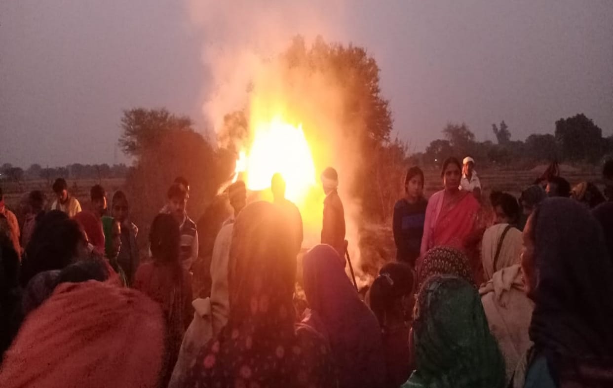 Three brothers and sisters died due to fire in of straw in mirzapur uproar in family