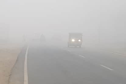 एटा: घने कोहरे से वाहनों की जलती हेडलाइट