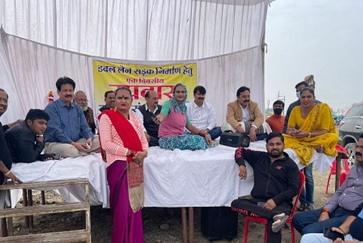 Indore: Even after four months of Bhoomi Pujan, road widening is delayed, angry residents sit on fast, warn of hunger strike...