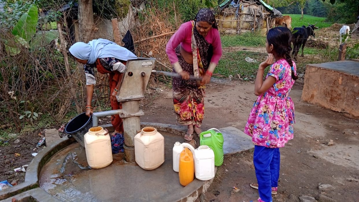 Need: Hope of 320 families, hand pump outside the cremation ground is quenching thirst