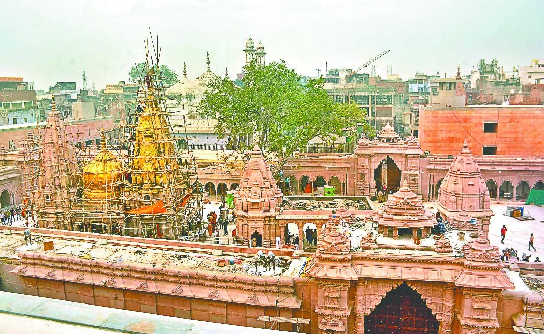kashi vishwanath dham The constable misbehaved with women devotees in Baba's Mangala Aarti