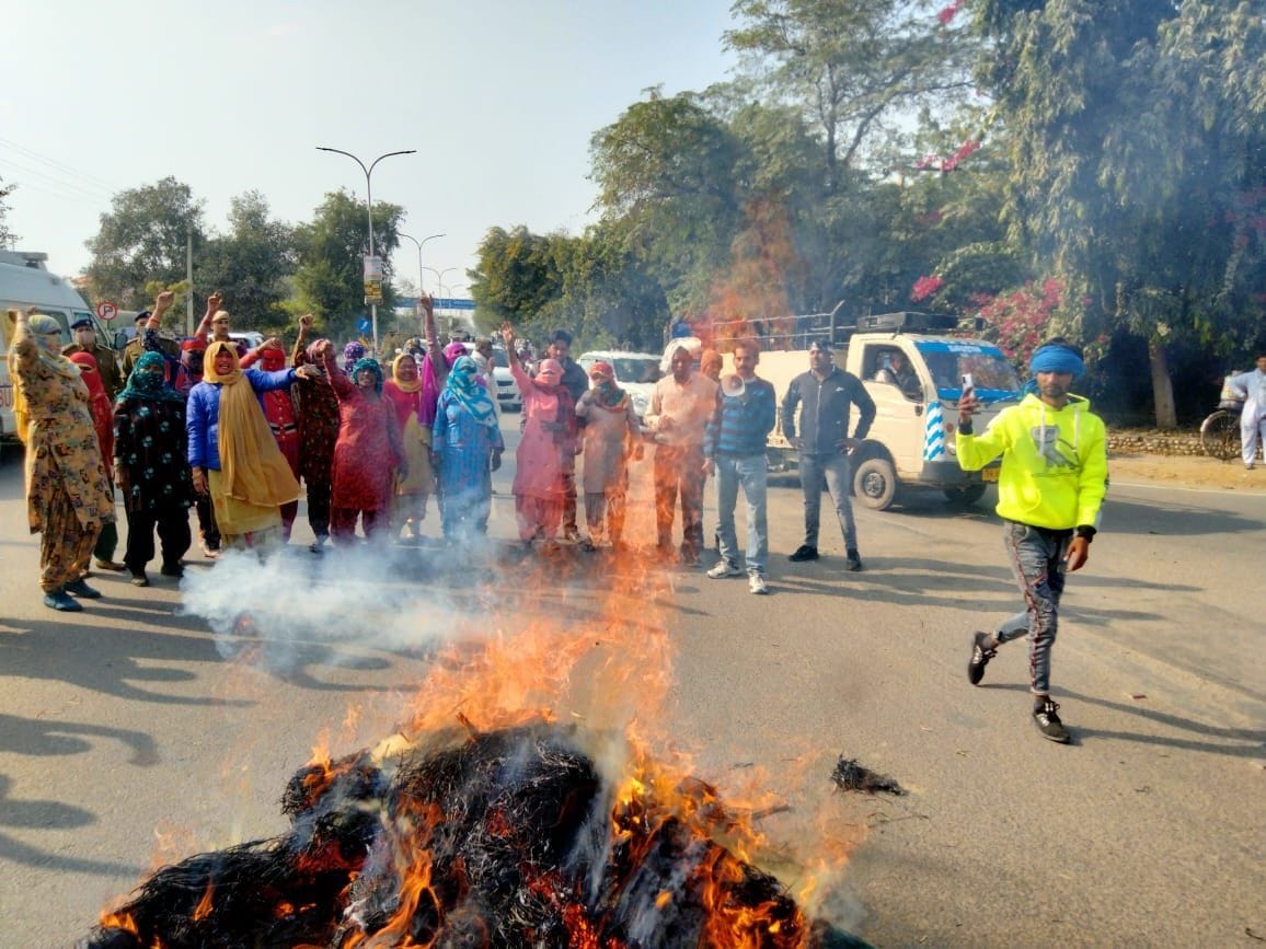 Scheduled caste people burnt effigies of government and district administration