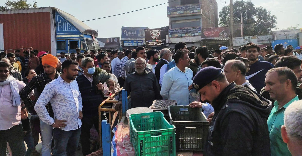 Asked to change the bad fruit, the seller first beat the woman and then the husband