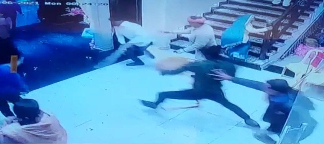 Angry people created a nuisance in the marriage hall due to the closure of DJ, beat up the operator