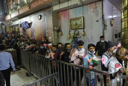 Ujjain: After about 20 months, entry into the sanctum sanctorum of Mahakaleshwar temple started, it is necessary to get the receipt cut... it is mandatory for men to wear dhoti-sola and women