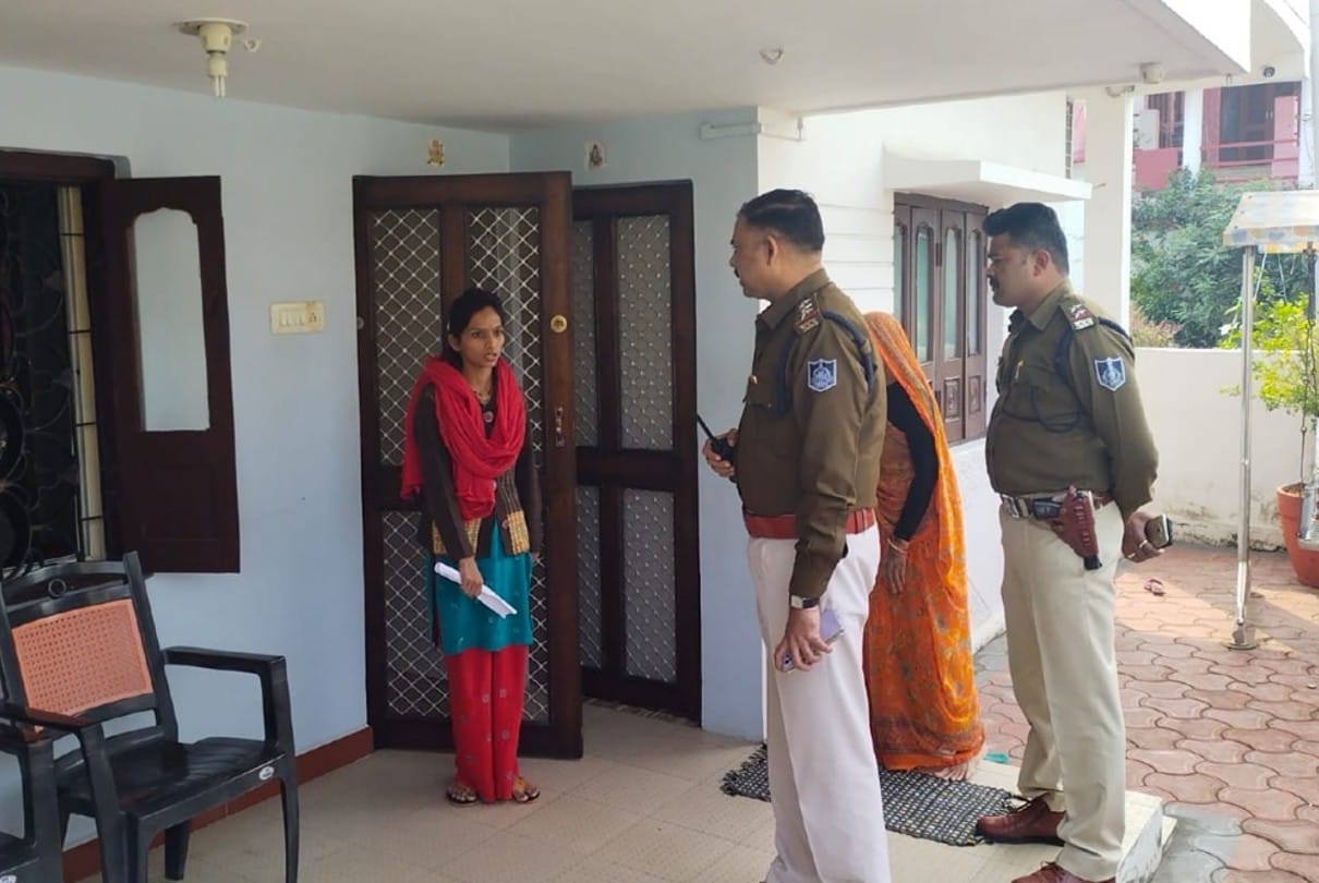 घटना की जानकारी लेती पुलिस।