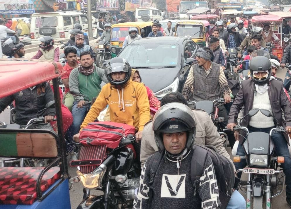 From morning till evening, there was a jam in the city, vehicles would roam