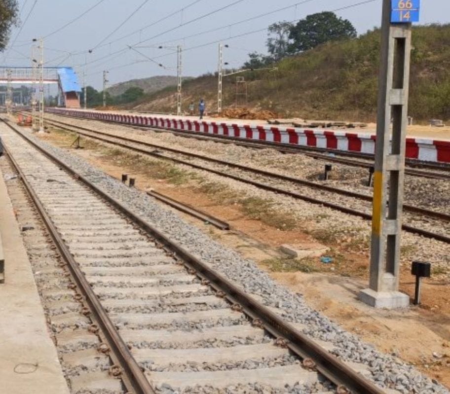 A young man found in bloody condition on the railway track in Umaria