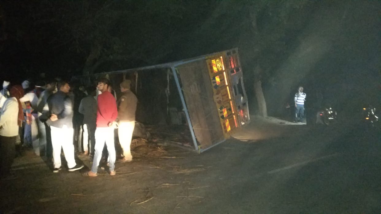 Hathras: In an attempt to save Nilgai, a canter full of buffalo overturned, many cattle injured