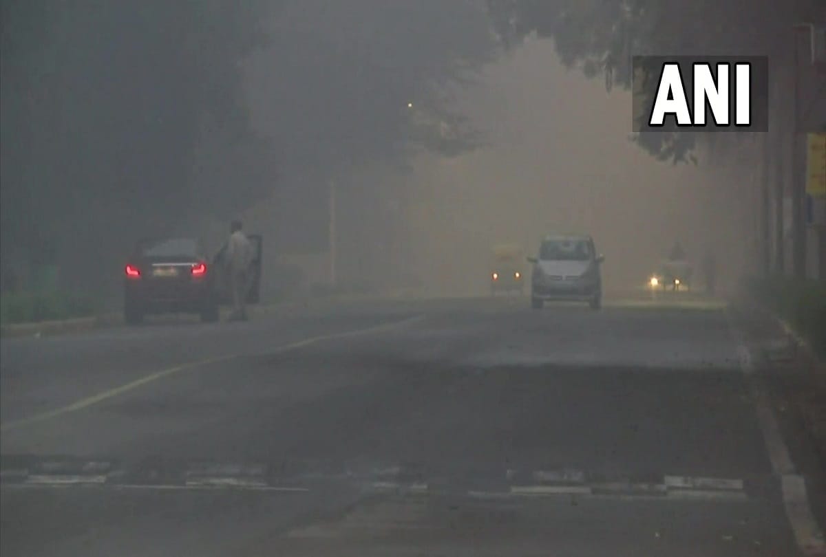 Delhi-NCR: Due to fog, the speed came to a halt, AQI at Anand Vihar was recorded in very poor category at 371.