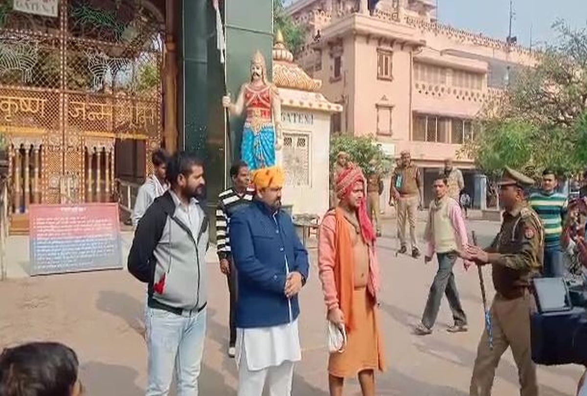 A monk and Karni Sena Workers Reached At Krishana Janmbhoomi
