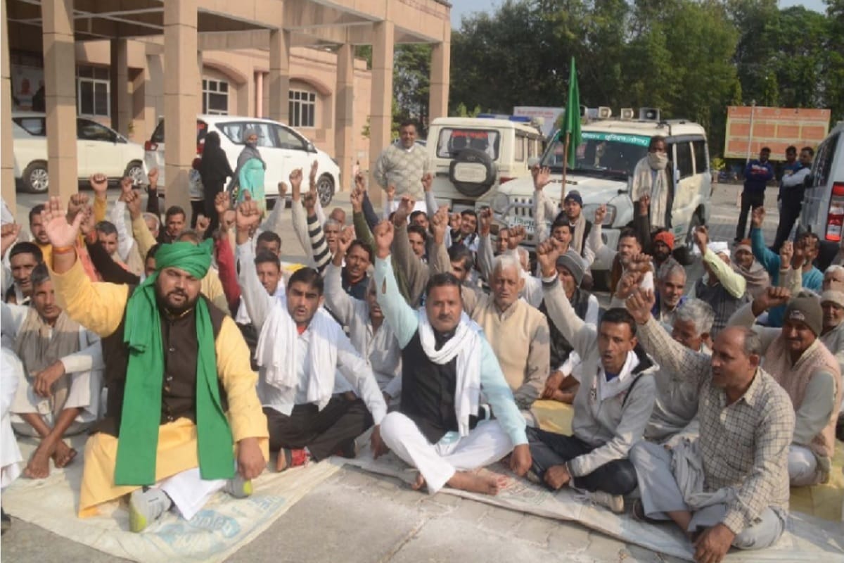 UP News: The farmers have protest in Collectorate office and Demand to start purchasing center in Baghpat
