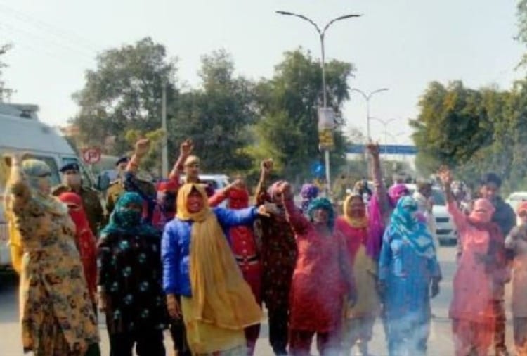 Scheduled caste people burnt effigies of government and administration in Jind of Haryana