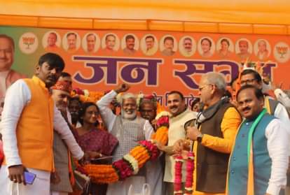 Prayagraj News : करछना में आयोजित बीजेपी की रैली में प्रदेश अध्यक्ष स्वतंत्रदेव सिंह का स्वागत करते भाजपाई।