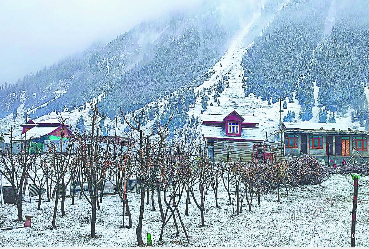 Snowfall in Kashmir, the peaks of Gulmarg-Sonamarg and Pir Panjal blossomed, Dal Lake in the lap of fog