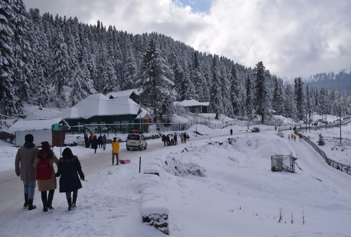Snowfall in Kashmir, the peaks of Gulmarg-Sonamarg and Pir Panjal blossomed, Dal Lake in the lap of fog