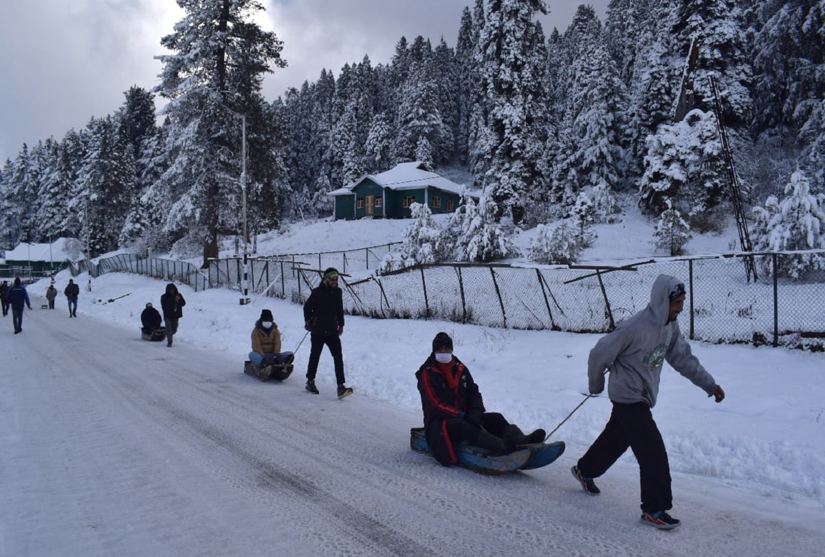Jammu: Night temperatures drop in Gulmarg and Pahalgam, clear weather improves day temperature