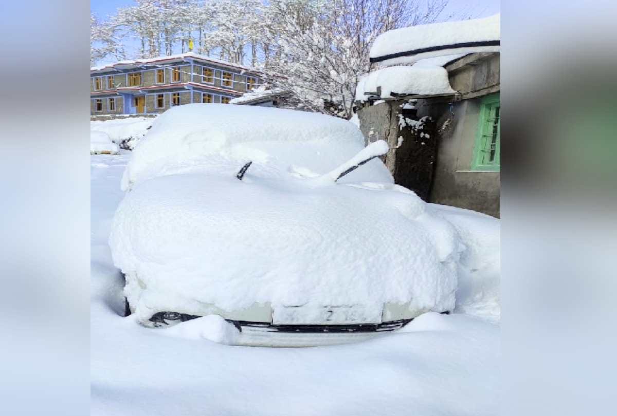 himachal weather update:  heavy snowfall recorded, tourists enjoyed snow, 136 roads blocked